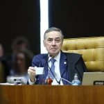 Ministro Luís Roberto Barroso anuncia aposentadoria do STF após 12 anos de atuação