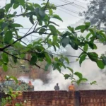 Bombeiros combatem incêndio em terreno baldio em Ladário