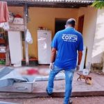 Mulher morre esfaqueada enquanto dormia; filho é suspeito