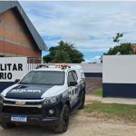PM conduz suspeito após agressões contra companheira em Ladário